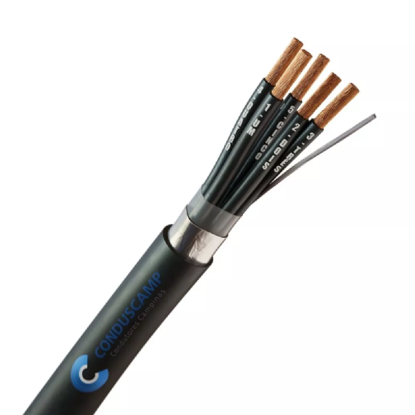 A imagem mostra um cabo elétrico preto com 5 vias internas, blindado. As 5 vias são feitas de cobre, estão cobertas por uma camada de isolamento preto e são envoltas por uma fita aluminizada.